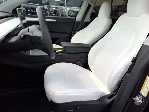 Used 2025 Tesla Model Y Long Range RWD image 25