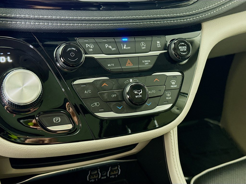 Used 2023 Chrysler Pacifica Limited AWD/4WD image 8
