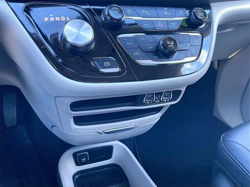 Used 2024 Chrysler Pacifica Touring-L image 25