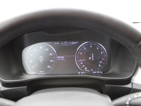 Used 2022 Volvo XC40 T4 Momentum image 13