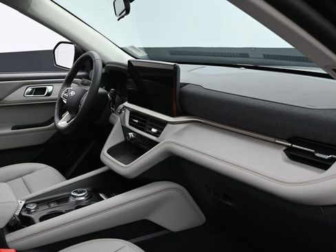 Used 2025 Ford Explorer Active w/ Active Comfort Package image 30