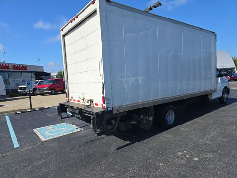 Used 2017 GMC Savana 4500 RWD image 3