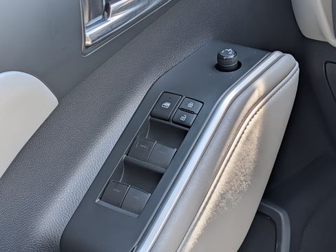 Used 2021 Toyota Highlander XLE AWD/4WD image 25