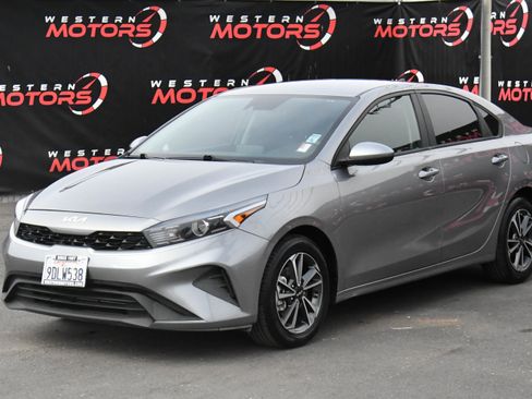 Used 2023 Kia Forte LXS image 3