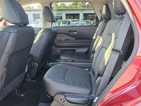 New 2025 Nissan Pathfinder Platinum image 4