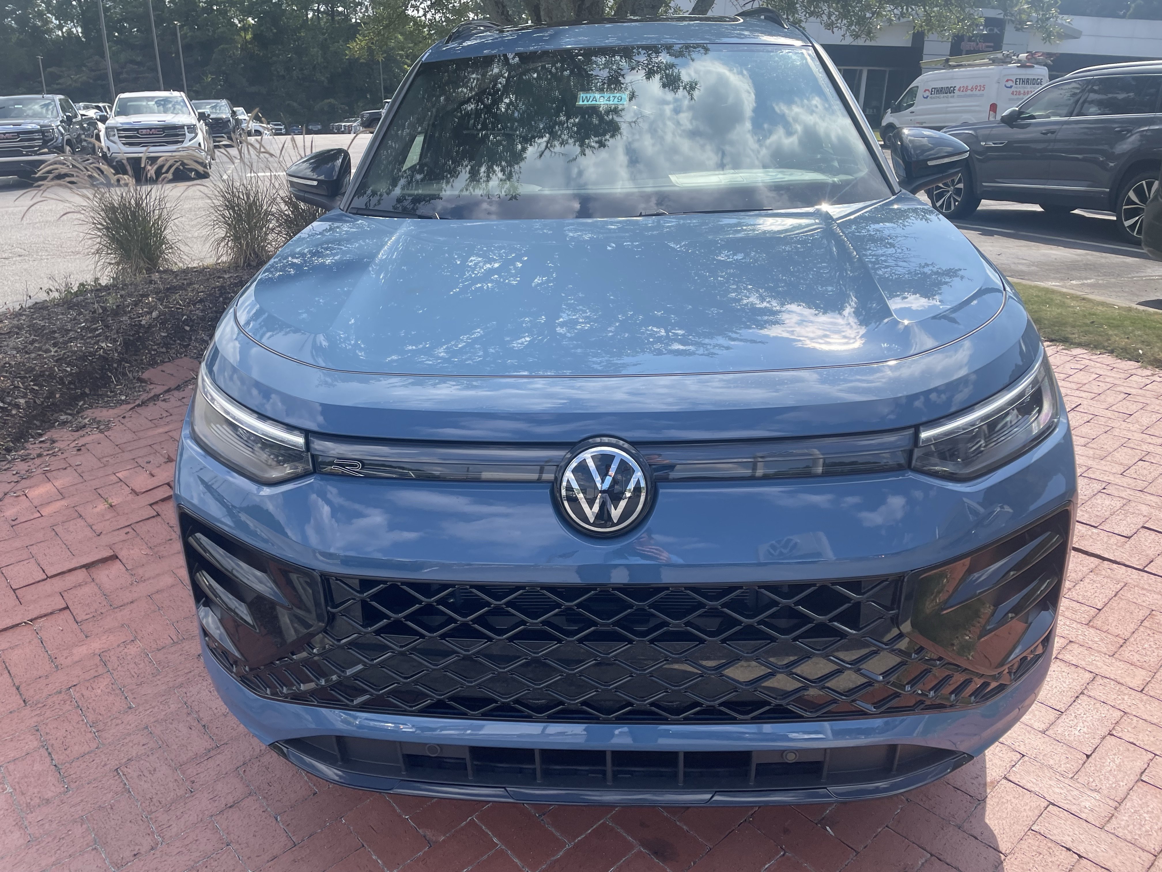 New 2026 Volkswagen Tiguan SE R-Line FWD image 2