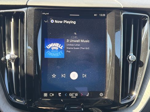 Certified 2025 Volvo XC60 B5 Plus image 23