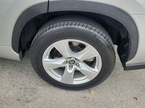 Used 2021 Toyota Highlander L FWD image 8