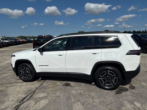 Used 2026 Jeep Cherokee Laredo AWD/4WD image 9