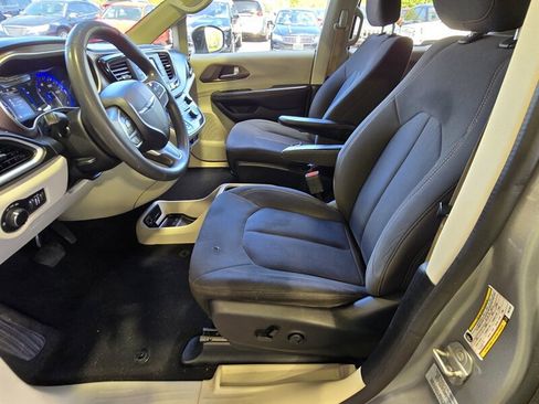Used 2017 Chrysler Pacifica LX FWD image 10