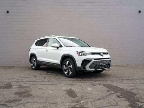 Used 2025 Volkswagen Taos SE AWD/4WD image 9