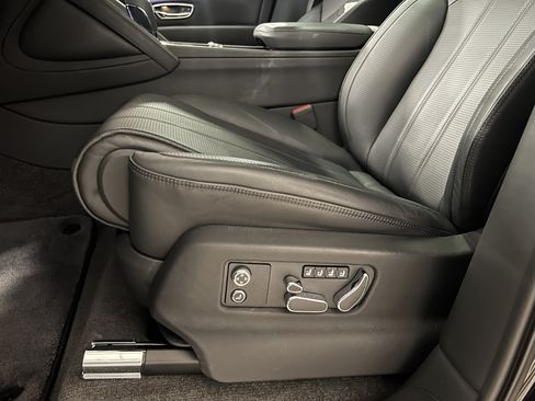 Used 2024 Bentley Bentayga Plug-In Hybrid AWD/4WD image 6