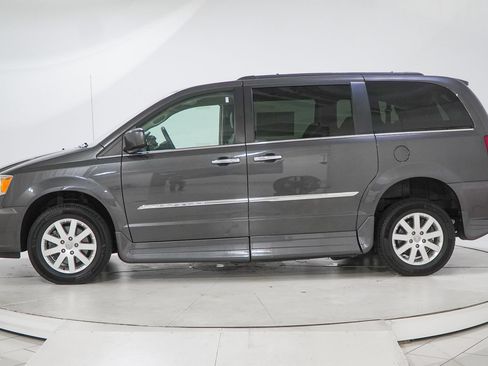 Used 2016 Chrysler Town & Country Touring w/ Driver Convenience Group FWD image 5