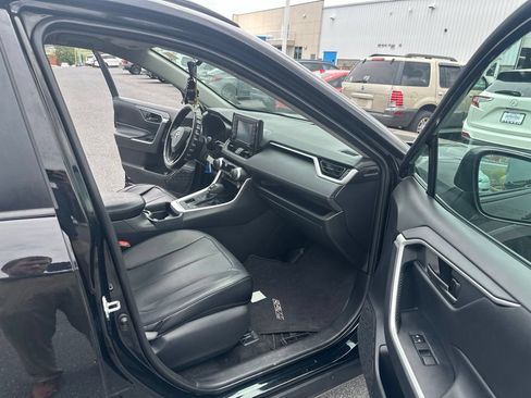 Used 2020 Toyota RAV4 LE AWD/4WD image 15