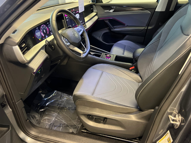 Certified 2025 Volkswagen Tiguan SE FWD image 7