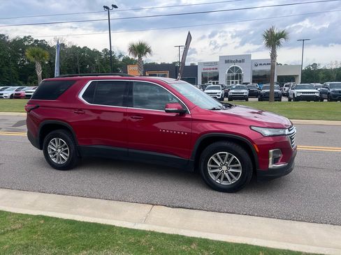 Used 2022 Chevrolet Traverse LT FWD image 2