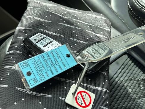 Used 2023 Chrysler Pacifica Touring-L FWD image 4