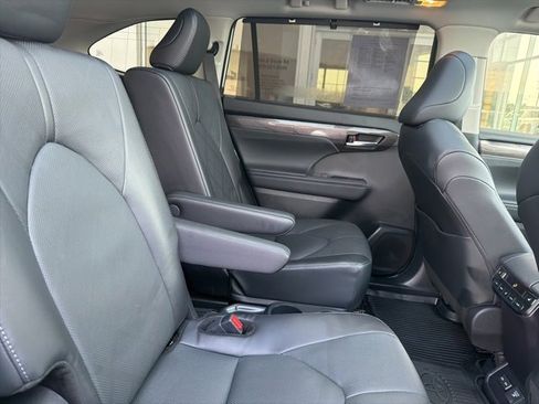 Used 2024 Toyota Highlander Platinum image 37