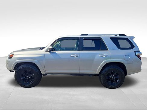 Used 2020 Toyota 4Runner SR5 AWD/4WD image 2