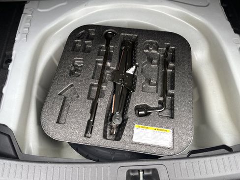 Used 2025 Toyota Corolla LE image 12