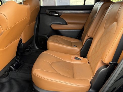 Used 2023 Toyota Highlander Platinum image 34