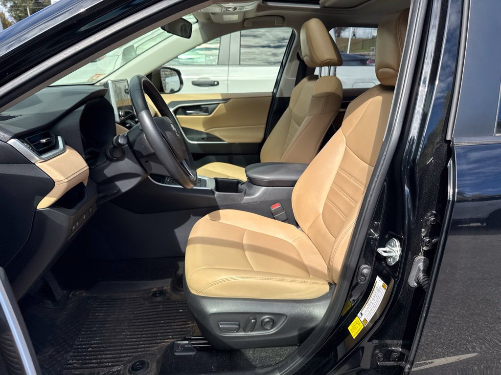 Used 2023 Toyota RAV4 XLE Premium AWD/4WD image 7