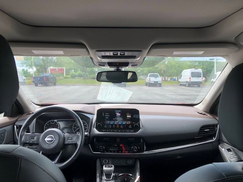 Used 2022 Nissan Rogue SL w/ SL Premium Package image 11