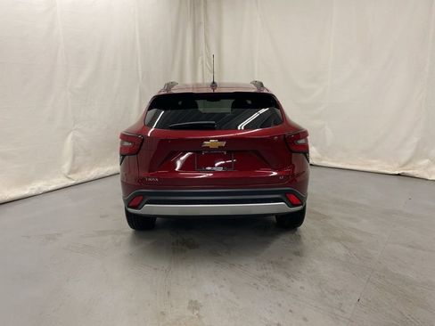 Used 2025 Chevrolet Trax LT FWD image 7