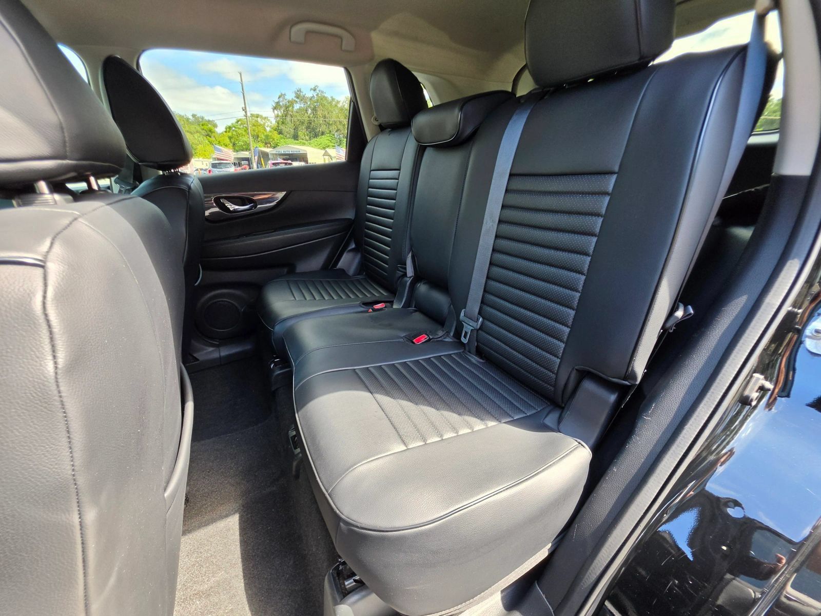 Used 2018 Nissan Rogue SV AWD/4WD image 16