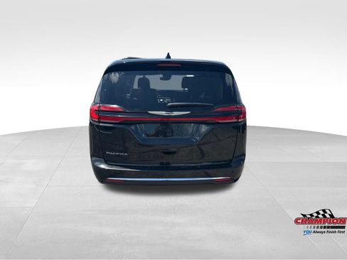 Used 2024 Chrysler Pacifica Touring-L FWD image 4