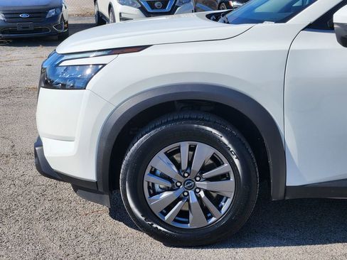Used 2025 Nissan Pathfinder SV image 8
