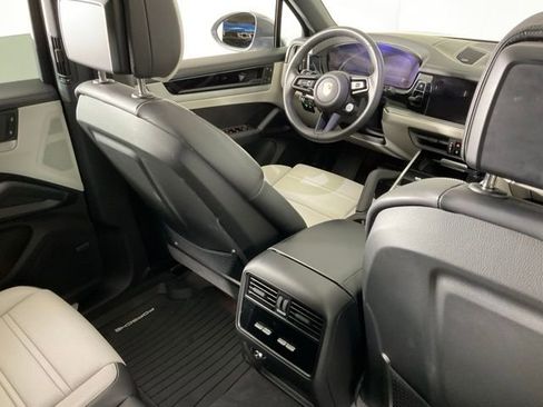 Used 2025 Porsche Cayenne AWD/4WD image 28