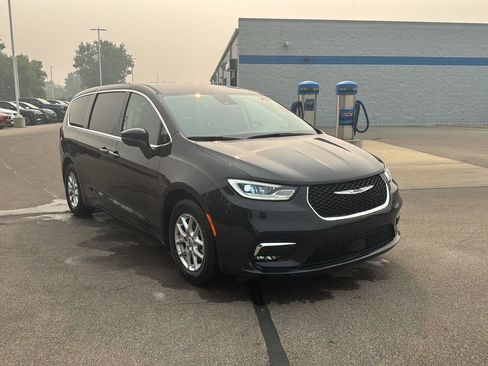 Used 2023 Chrysler Pacifica Touring-L FWD image 7