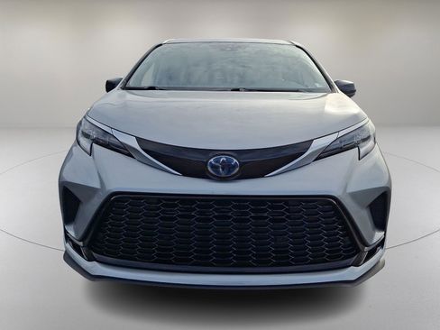 Used 2022 Toyota Sienna XSE image 3