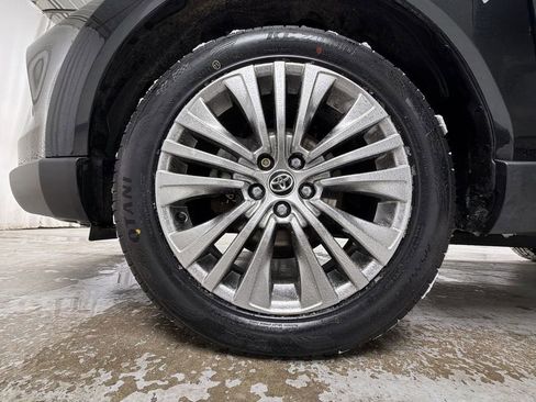 Certified 2022 Toyota Venza XLE image 17