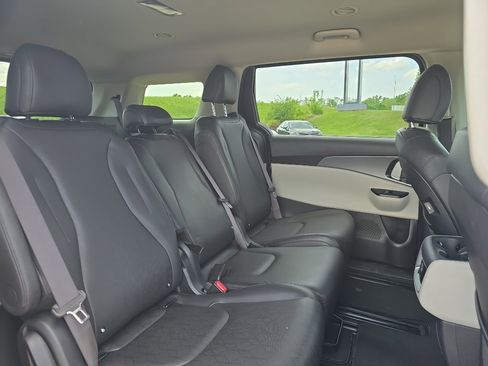 Used 2023 Kia Carnival LX FWD image 16