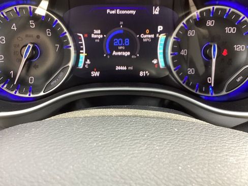 Used 2025 Chrysler Pacifica Select image 17