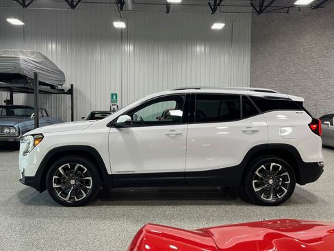 Certified 2022 GMC Terrain SLT w/ Tech Package image 2