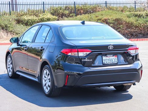 Certified 2022 Toyota Corolla LE w/ Carpet Mat Package (TMS) FWD image 5