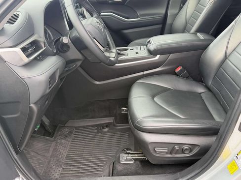 Used 2022 Toyota Highlander XLE FWD image 27