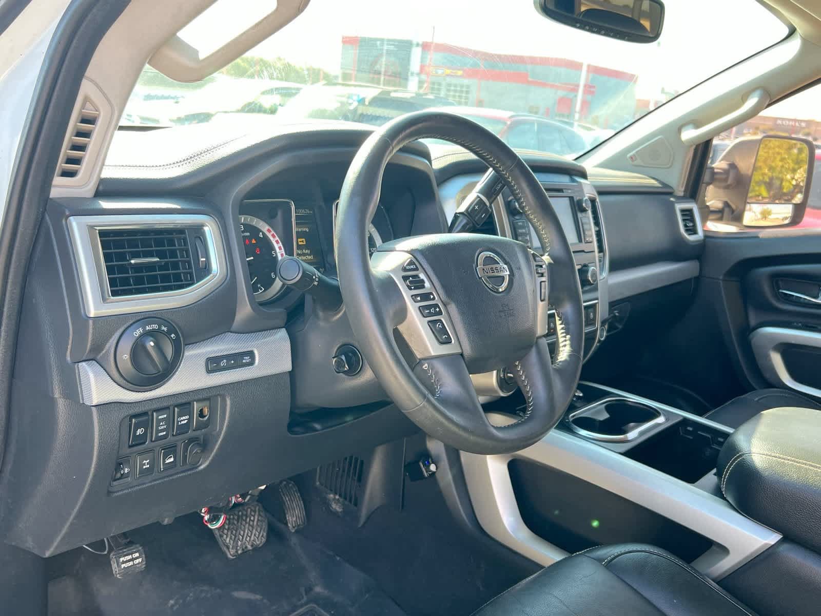 Used 2017 Nissan Titan PRO-4X w/ Pro-4x Convenience Package AWD/4WD image 10