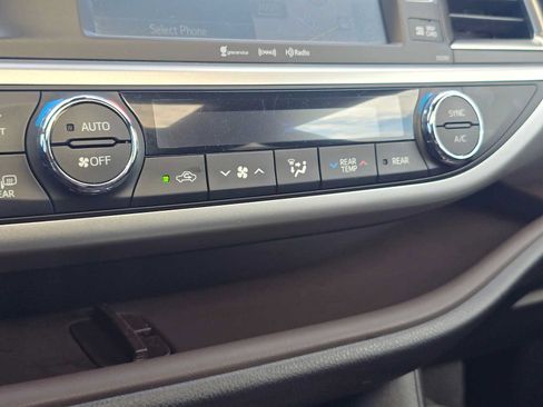 Used 2019 Toyota Highlander XLE AWD/4WD image 27