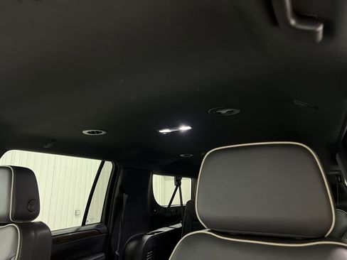 Used 2023 Chevrolet Suburban Premier image 16