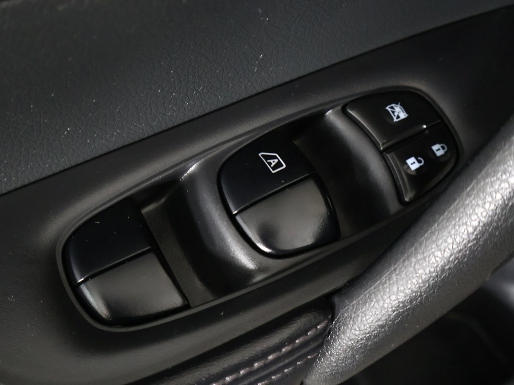 Used 2017 Nissan Rogue SV AWD/4WD image 38