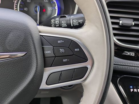 Used 2019 Chrysler Pacifica Limited image 28