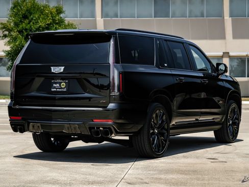 Used 2026 Cadillac Escalade ESV V w/ LPO, ONYX Package AWD/4WD image 18