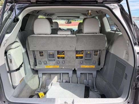 Used 2013 Toyota Sienna XLE FWD image 11