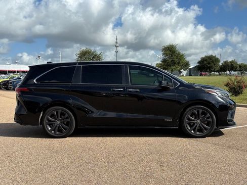 Used 2021 Toyota Sienna XSE FWD image 4