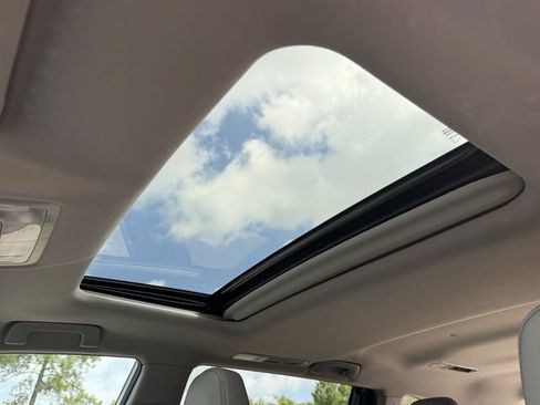 Used 2019 Toyota Highlander XLE AWD/4WD image 23