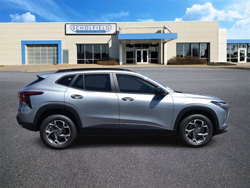 Used 2024 Chevrolet Trax LT w/ Driver Confidence Package FWD image 2